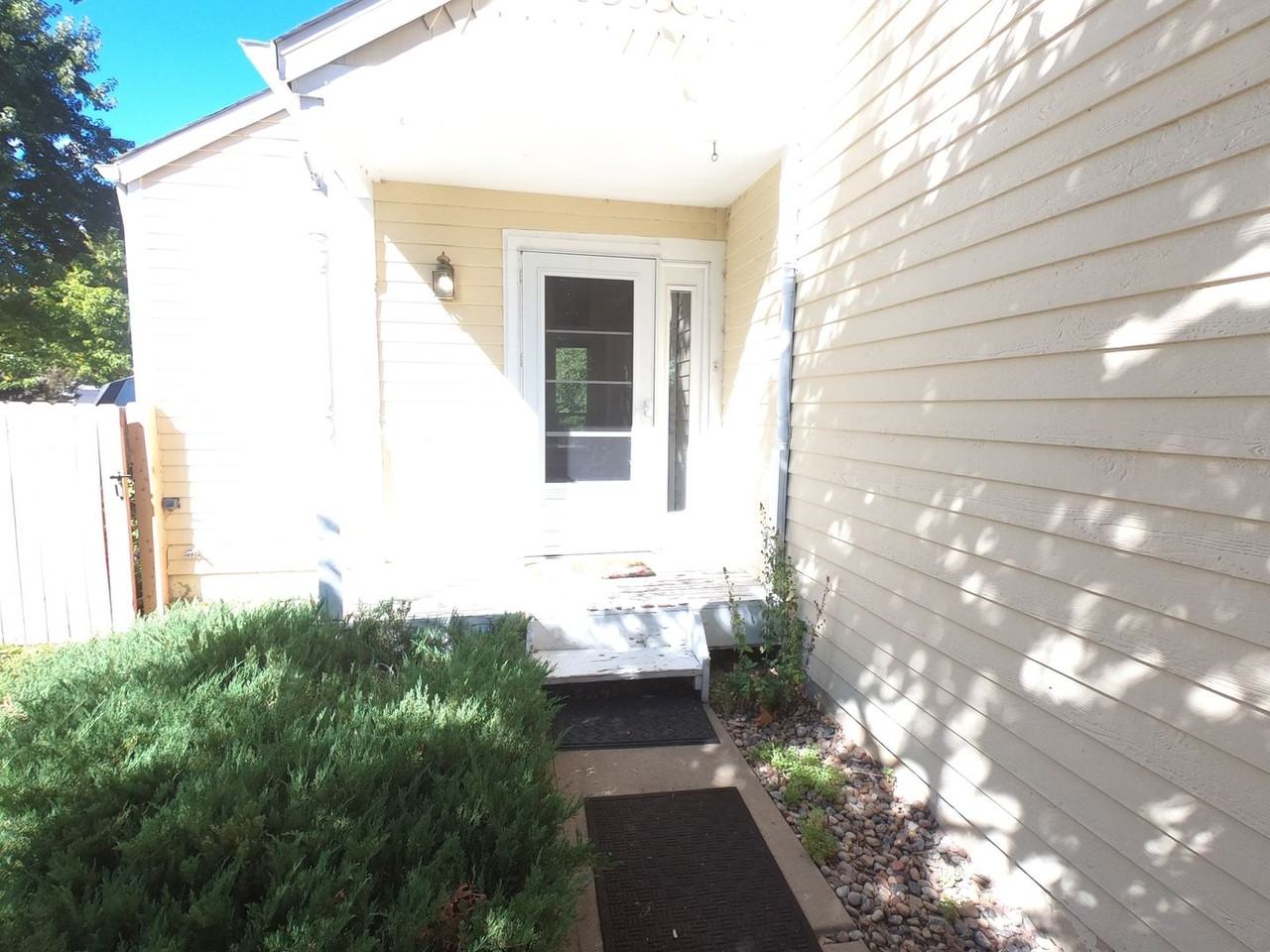 325 Buchanan Ct - Photo 2 of 27