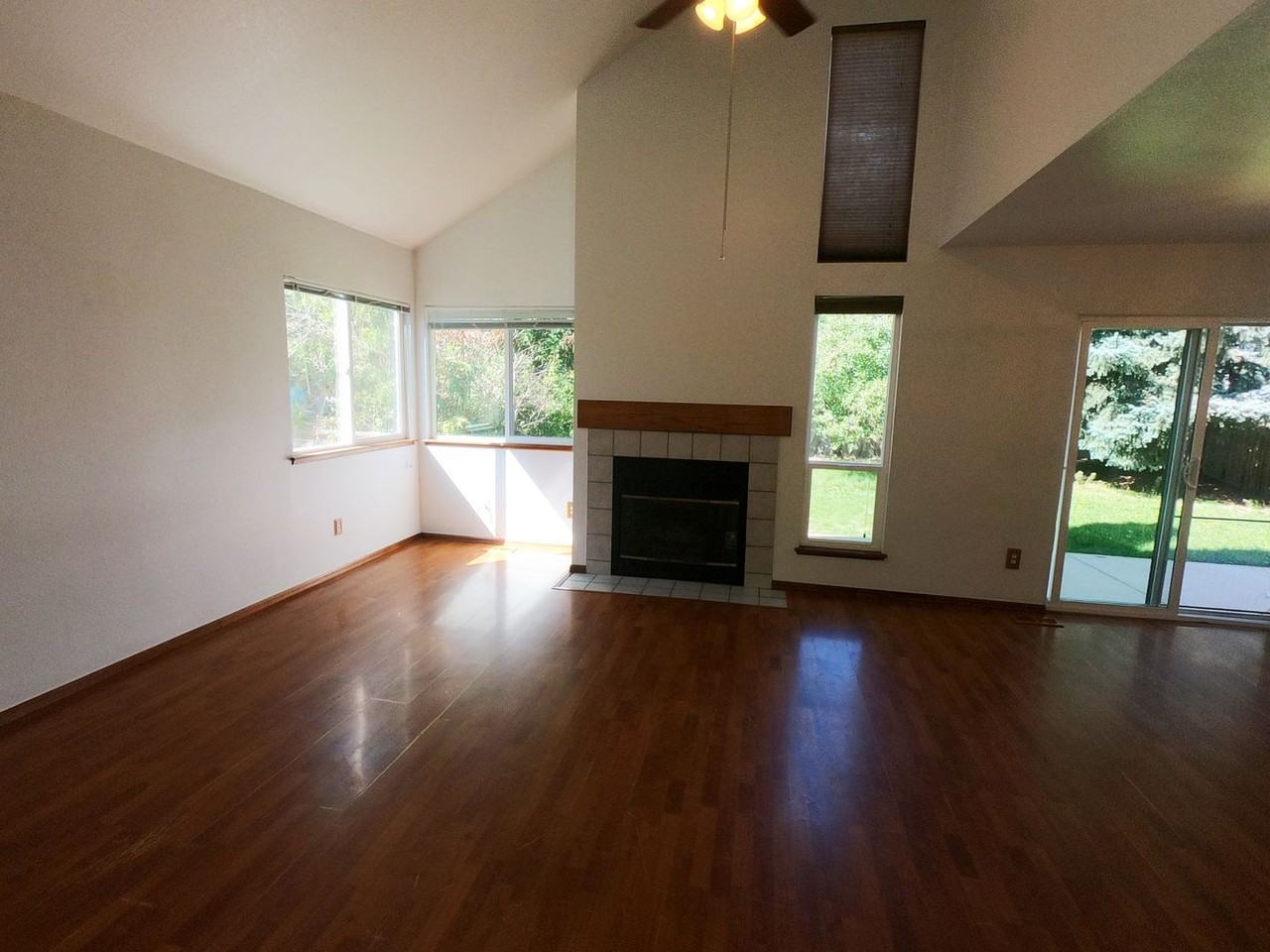 325 Buchanan Ct - Photo 3 of 27