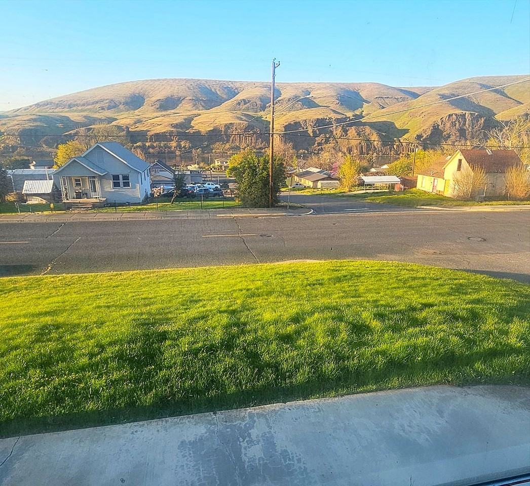 820 3rd St - Photo 3 of 18