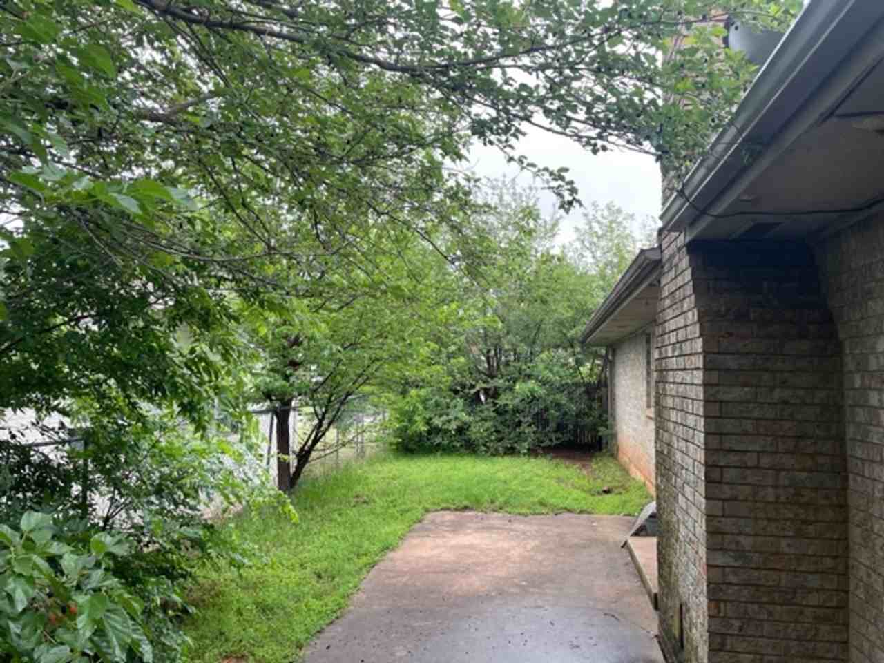 1021 Crown Dr - Photo 2 of 23