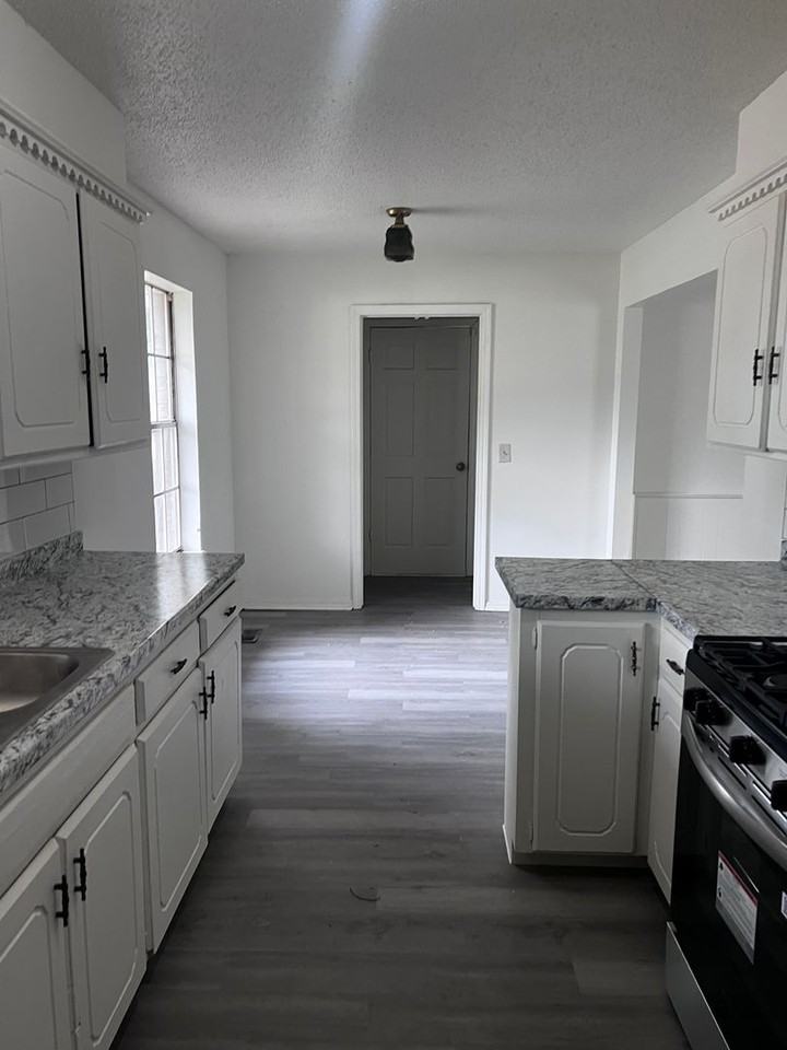 1021 Crown Dr - Photo 6 of 23