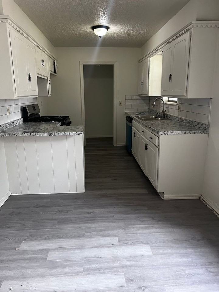 1021 Crown Dr - Photo 7 of 23