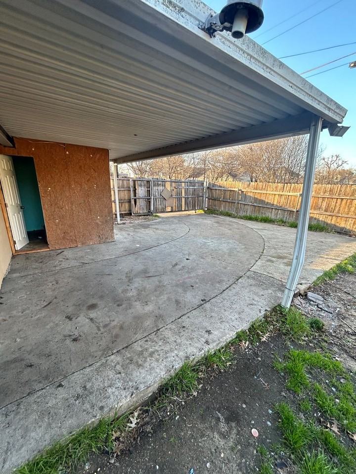 1327 Mountain Lake Rd - Photo 5 of 22