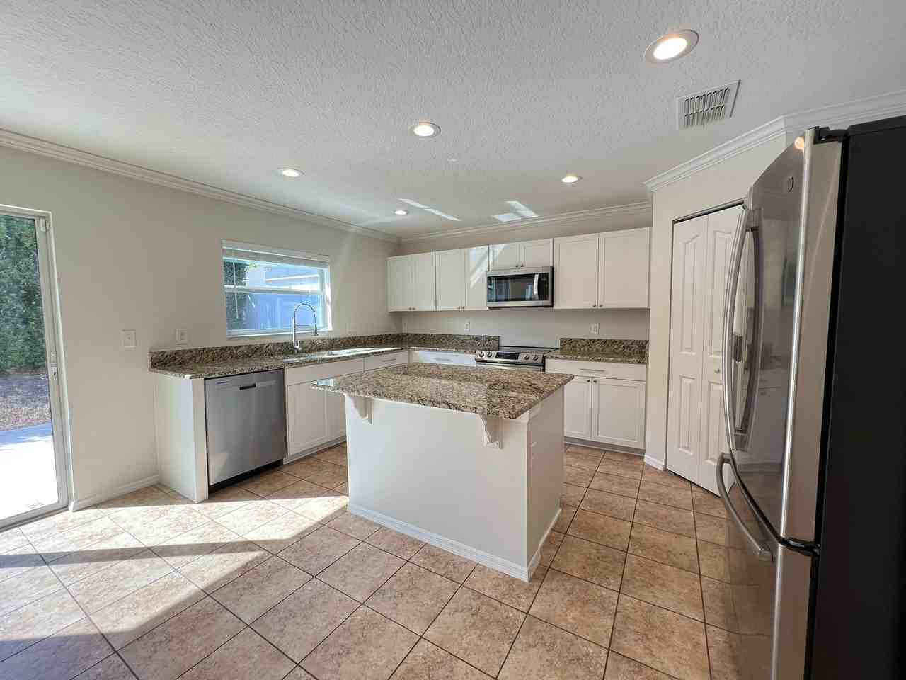13740 Laranja St - Photo 4 of 28