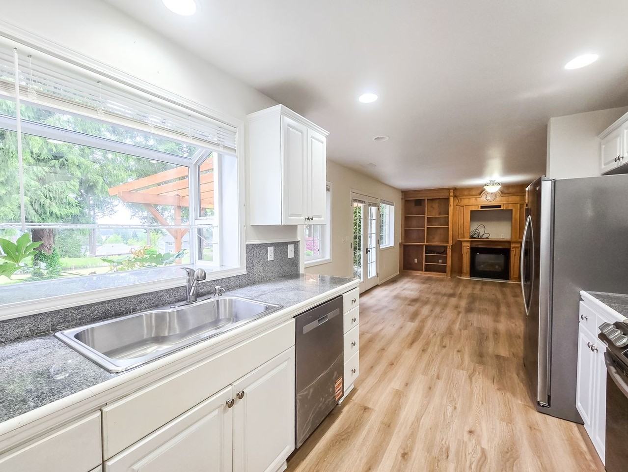 18424 Newport Dr - Photo 5 of 25