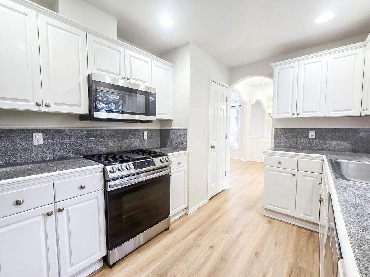 18424 Newport Dr - Photo 7 of 25