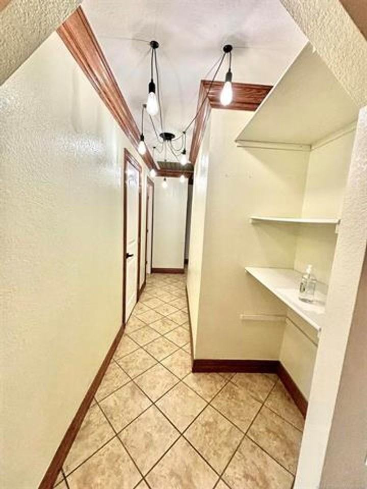 604 S Strong Blvd - Photo 4 of 15