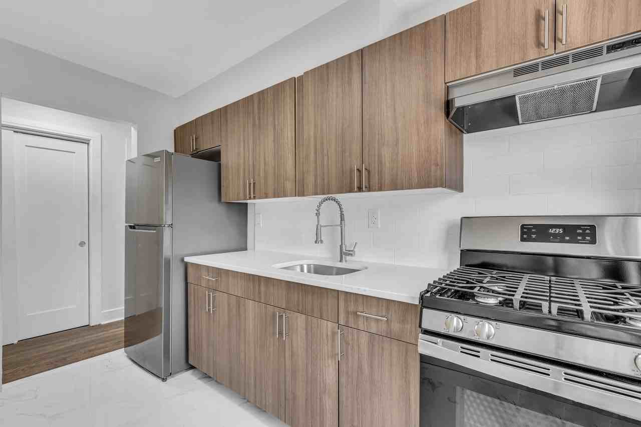 Palisades Manor Apartments – Modern Living in the Heart of Palisades Park - Photo 3 of 50