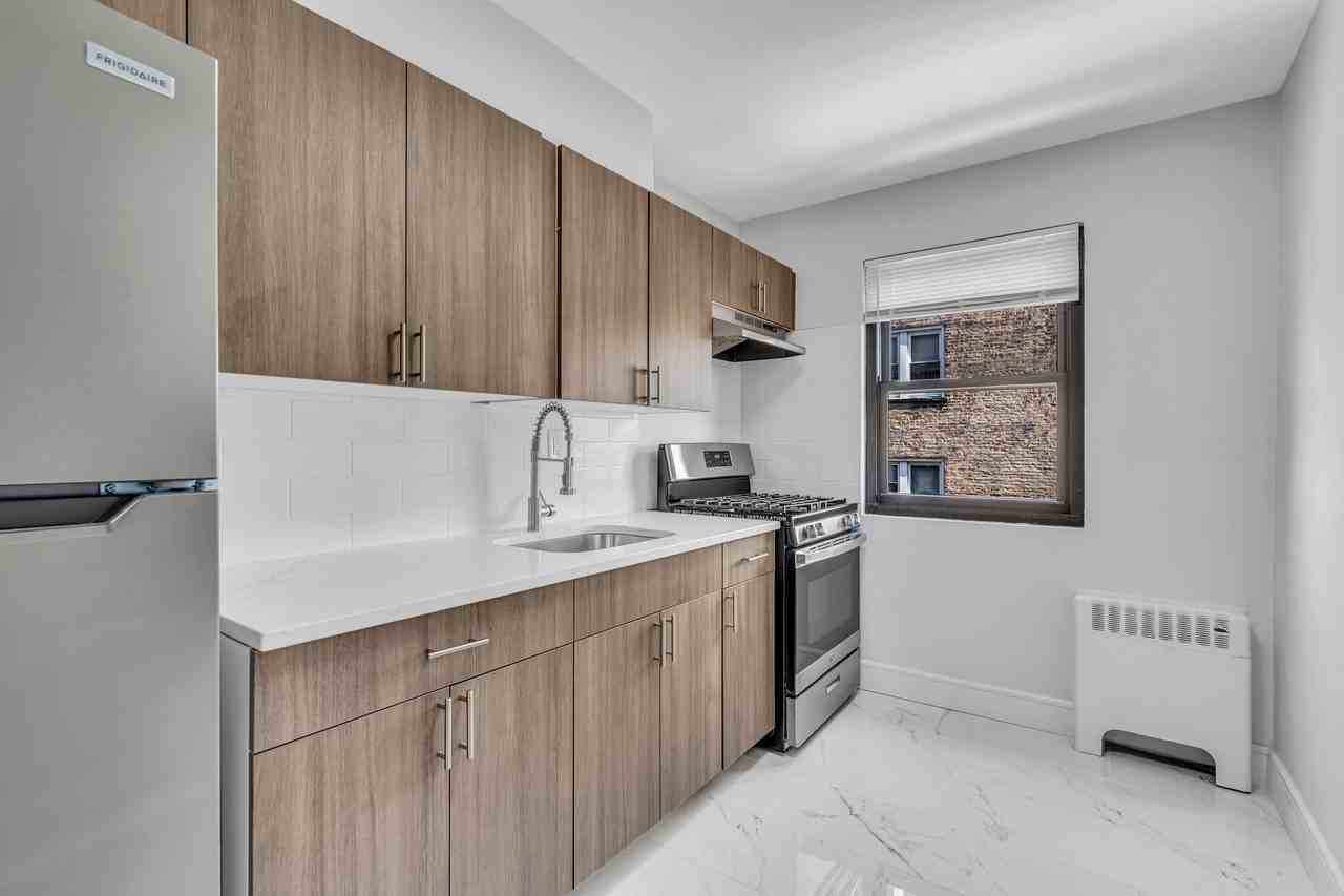 Palisades Manor Apartments – Modern Living in the Heart of Palisades Park - Photo 4 of 50