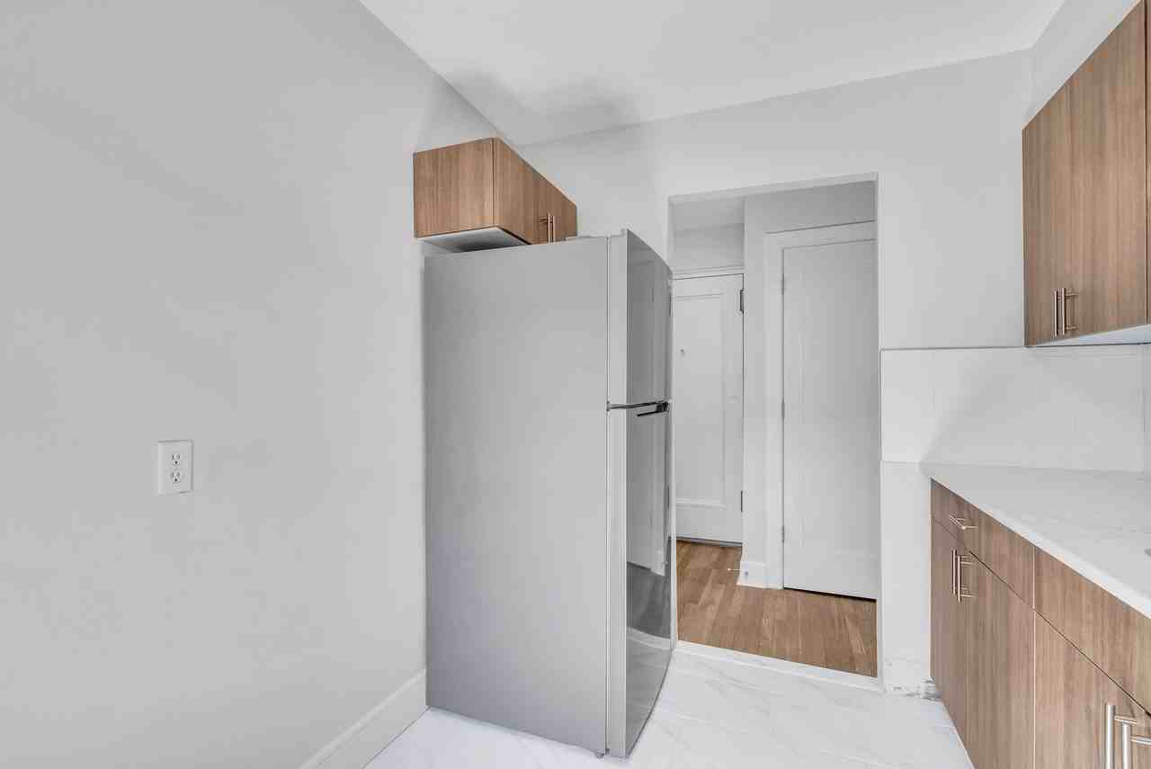 Palisades Manor Apartments – Modern Living in the Heart of Palisades Park - Photo 5 of 50