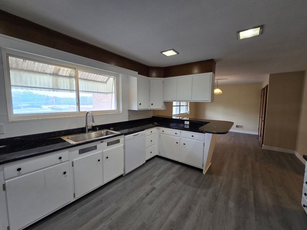 650 Main St - Photo 3 of 23