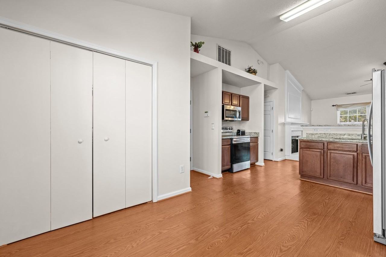 4109 Fawn Glen Dr - Photo 4 of 39