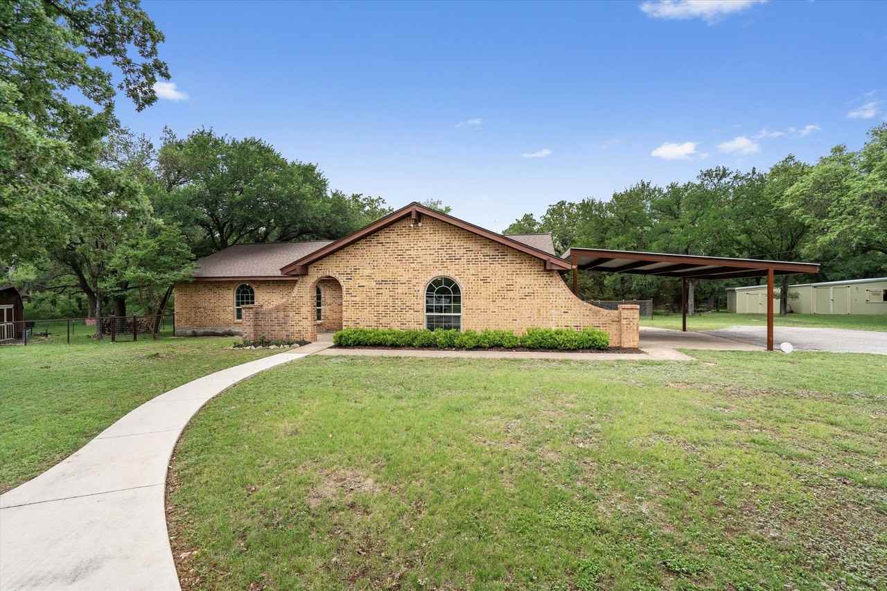 203 Serenada Dr - Photo 3 of 38