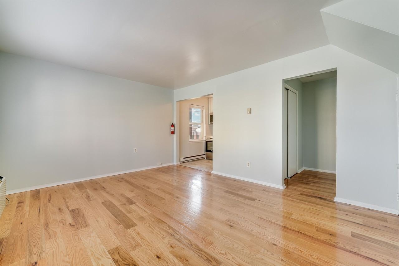 257 Essex Street - Photo 5 of 11