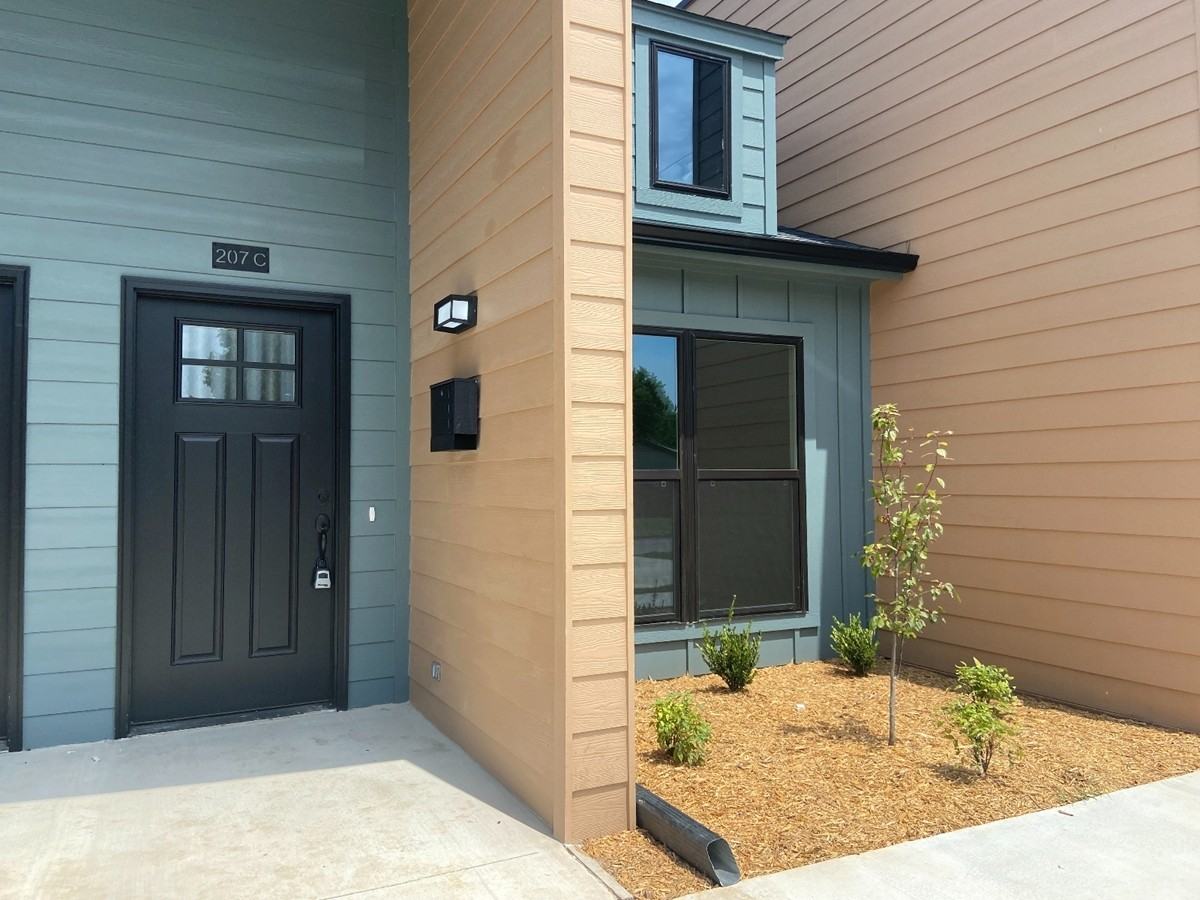 E 3rd St_207 Unit C - Photo 2 of 11