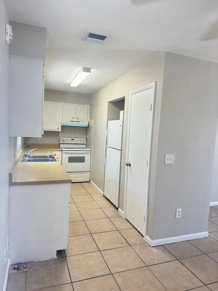 2944 Jackson St (ZIVKIDS) - Photo 4 of 37