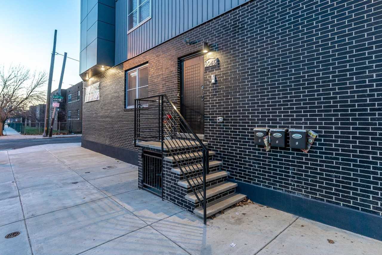 2045 N College Ave - Photo 4 of 25