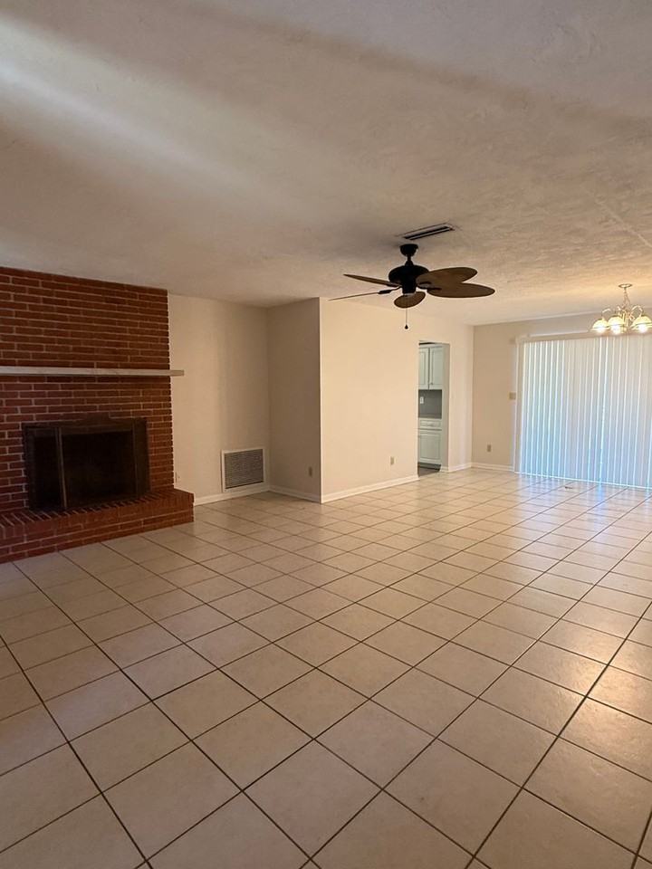 245 Heron Dr - Photo 4 of 32