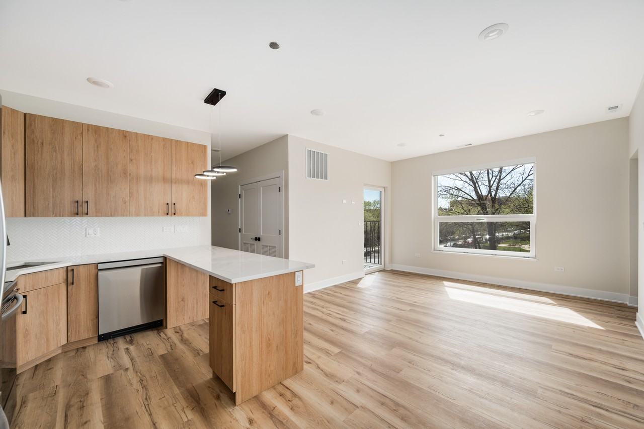 3992 South Lake Park Avenue #2E - Photo 4 of 15