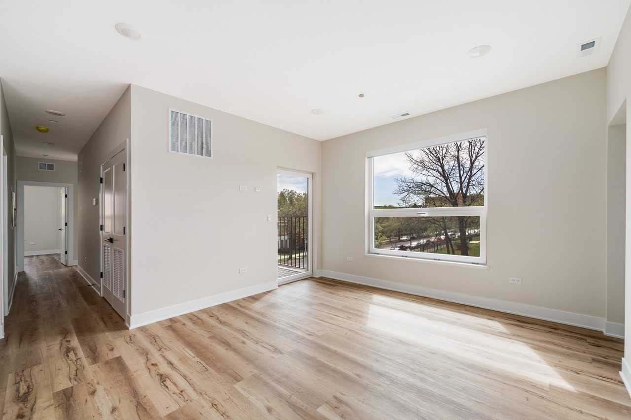 3992 South Lake Park Avenue #2E - Photo 5 of 15