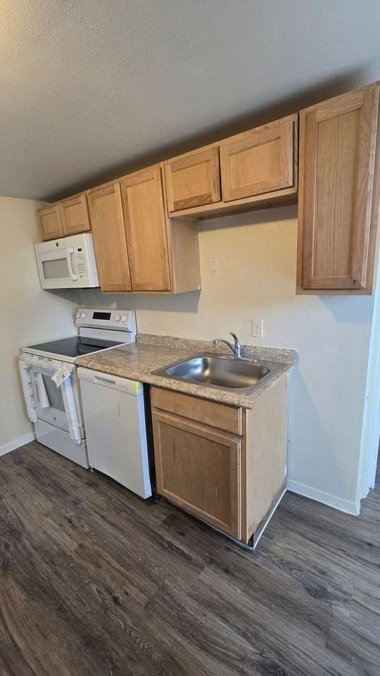 101 S Lockhart St - Photo 3 of 18