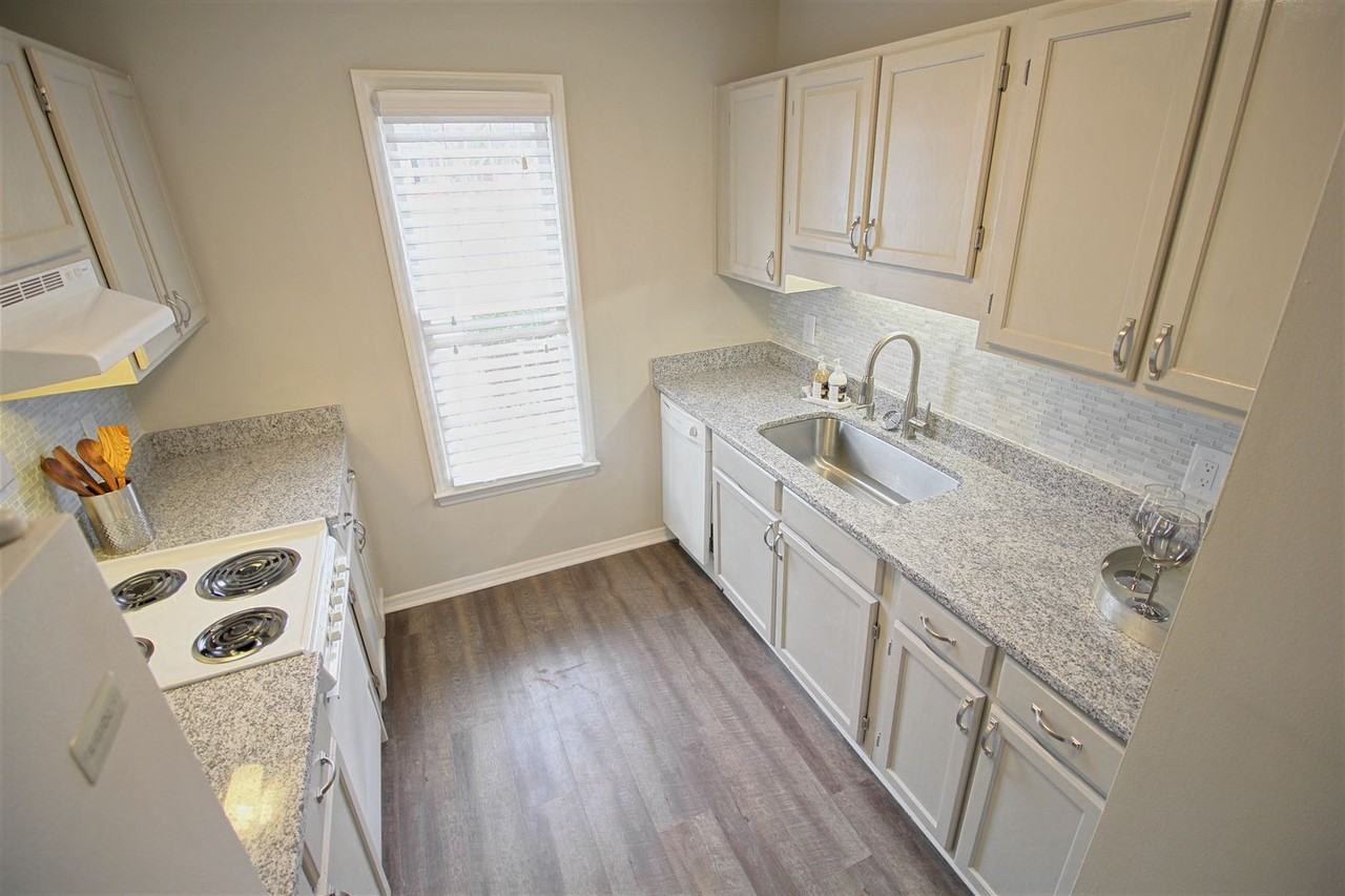 Beautiful 2 bed/2.5 bath Townhome! Pet Friendly! - Photo 3 of 26