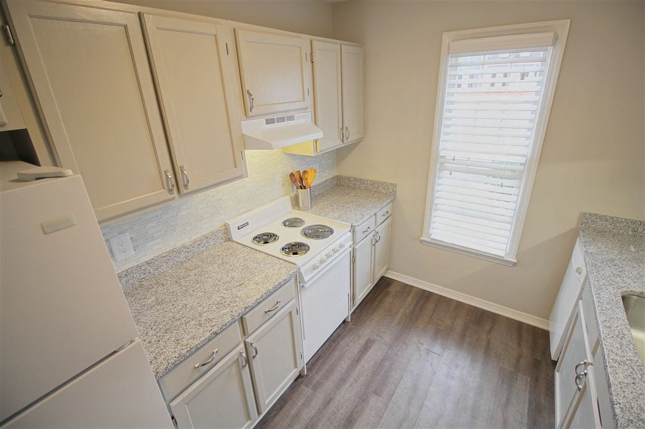 Beautiful 2 bed/2.5 bath Townhome! Pet Friendly! - Photo 4 of 26