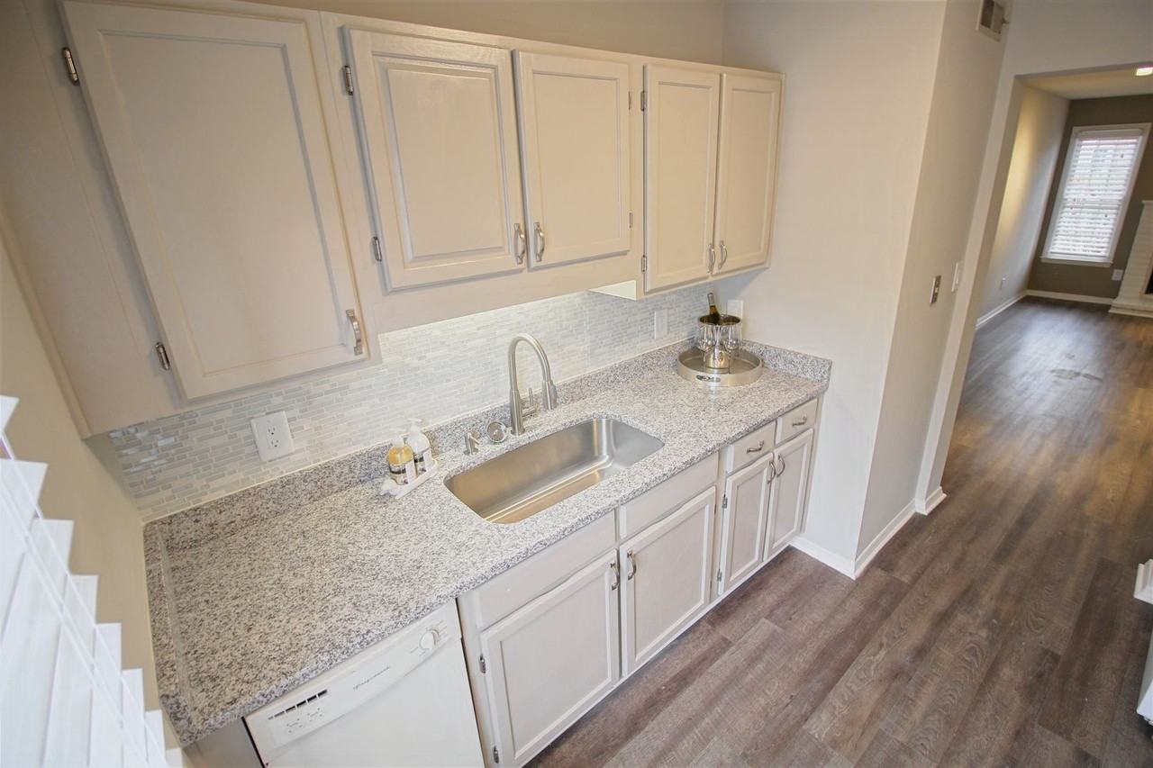 Beautiful 2 bed/2.5 bath Townhome! Pet Friendly! - Photo 5 of 26