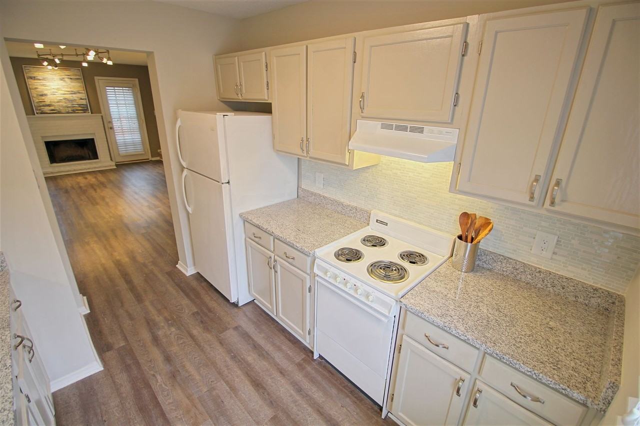 Beautiful 2 bed/2.5 bath Townhome! Pet Friendly! - Photo 6 of 26