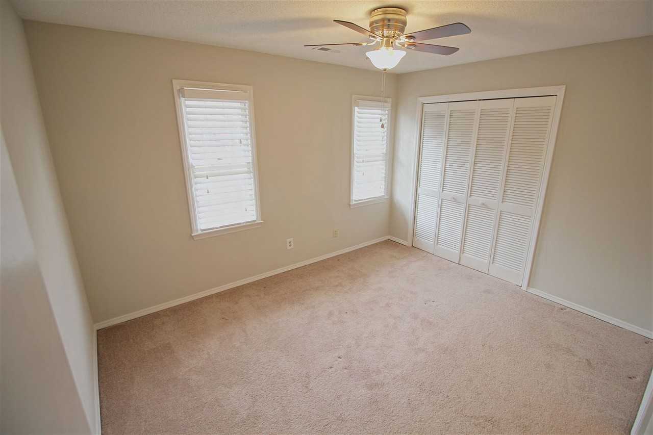 Beautiful 2 bed/2.5 bath Townhome! Pet Friendly! - Photo 7 of 26