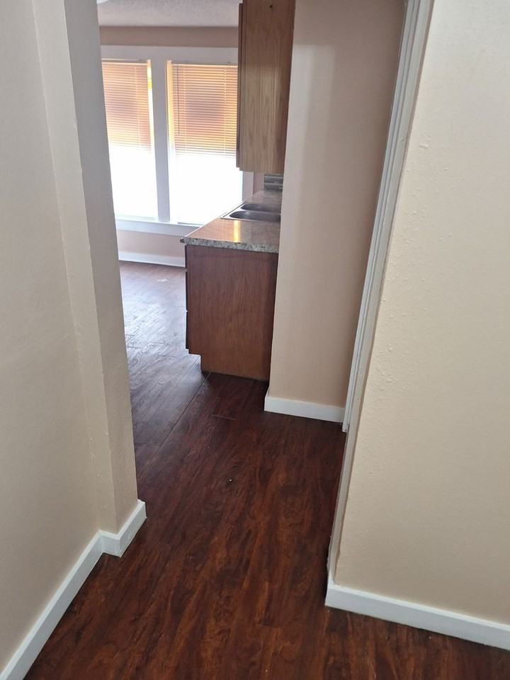 1942 State St #D - Photo 3 of 7