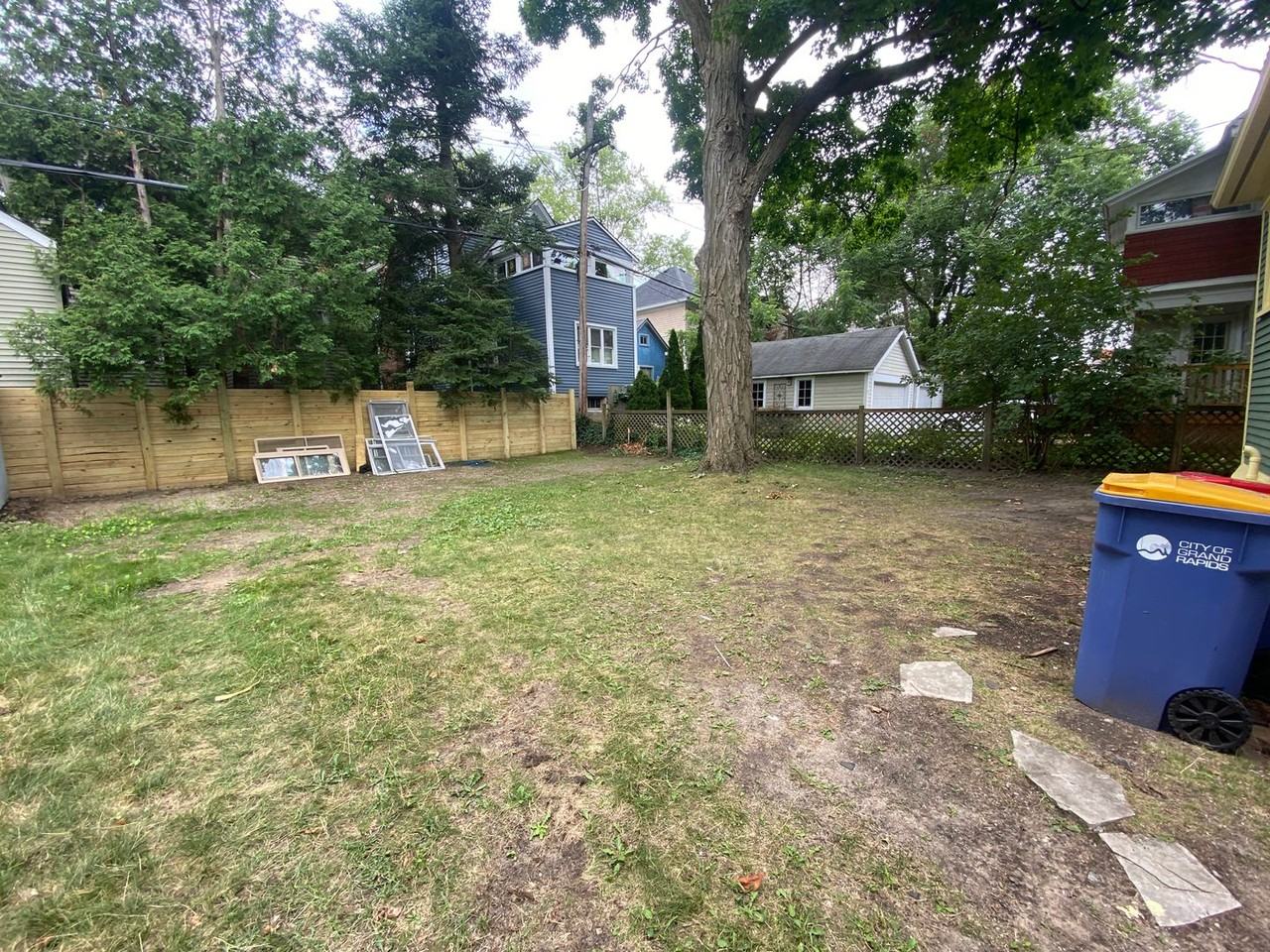 330 Hampton Ave Se - Photo 3 of 18