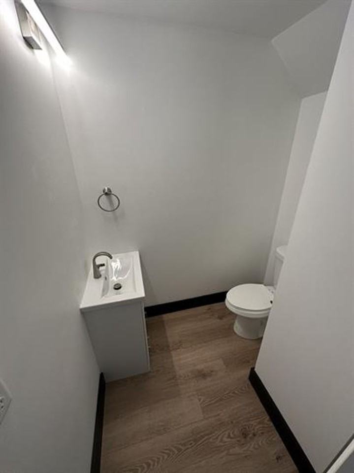 806 Stoughton St - Photo 6 of 7