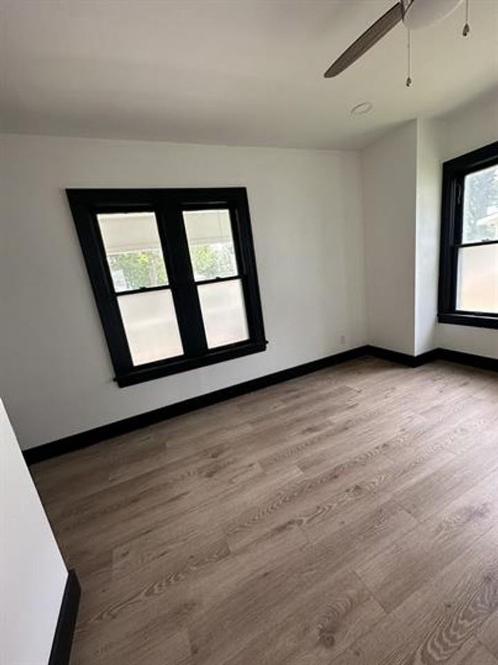 806 Stoughton St - Photo 4 of 7