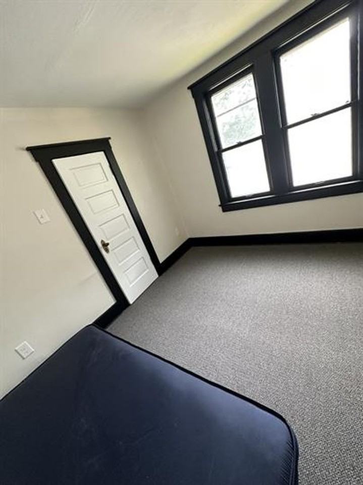 806 Stoughton St - Photo 5 of 7