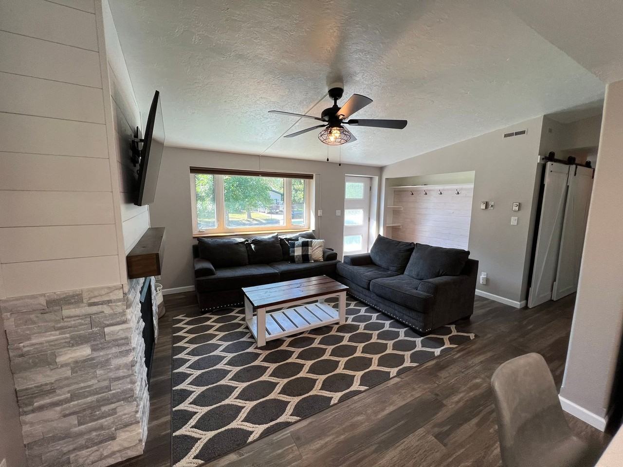 505 Deer Dr - Photo 3 of 16