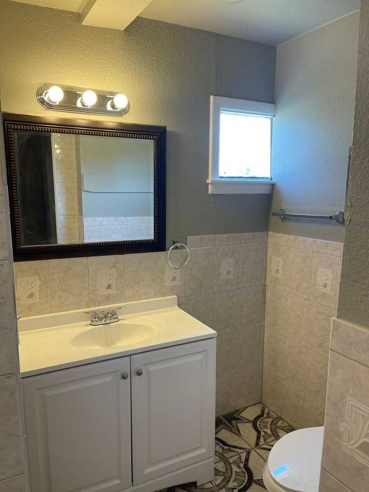 204 Se 6th St - Photo 2 of 26