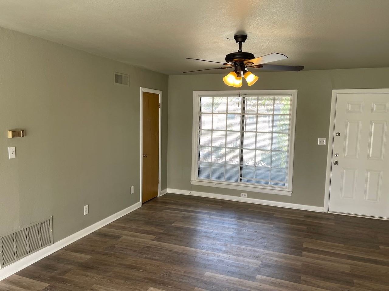 204 Se 6th St - Photo 3 of 26