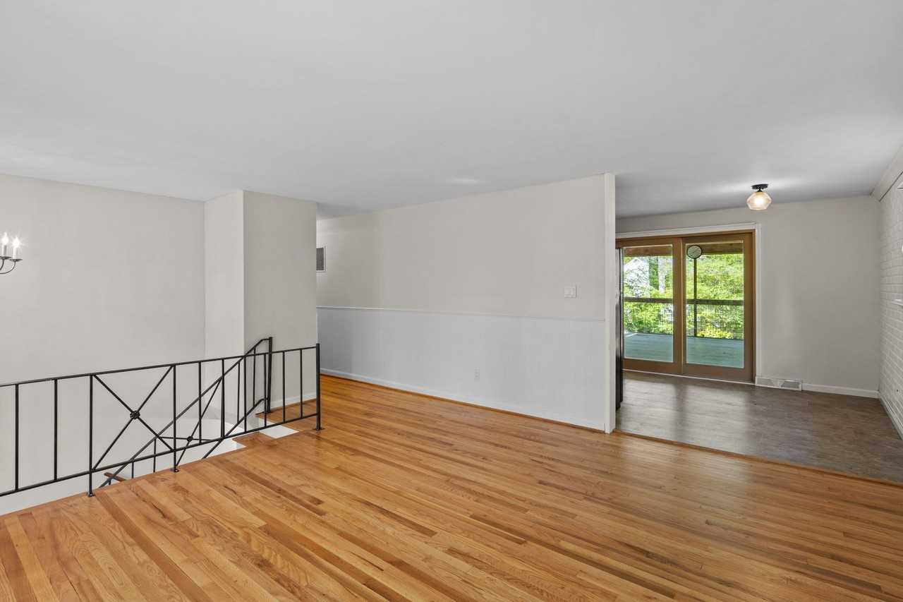 328 Edgemere Dr - Photo 2 of 26
