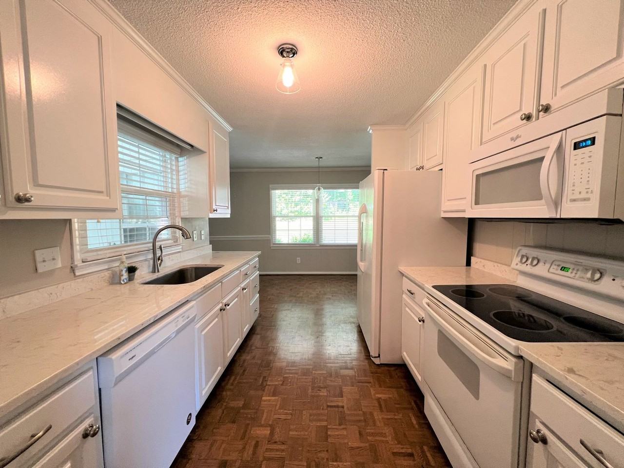 928 Brentwood Dr - Photo 4 of 14