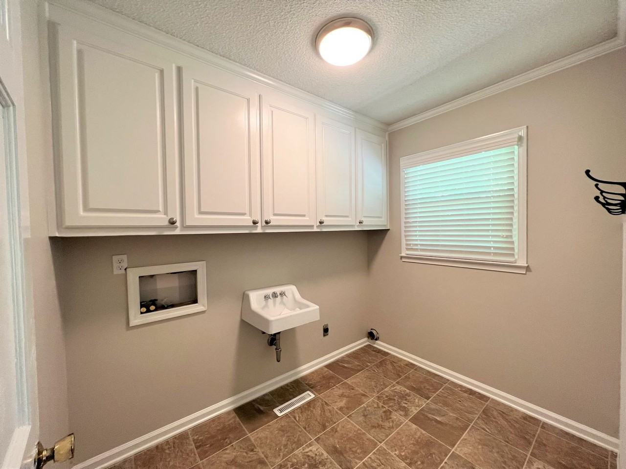 928 Brentwood Dr - Photo 7 of 14