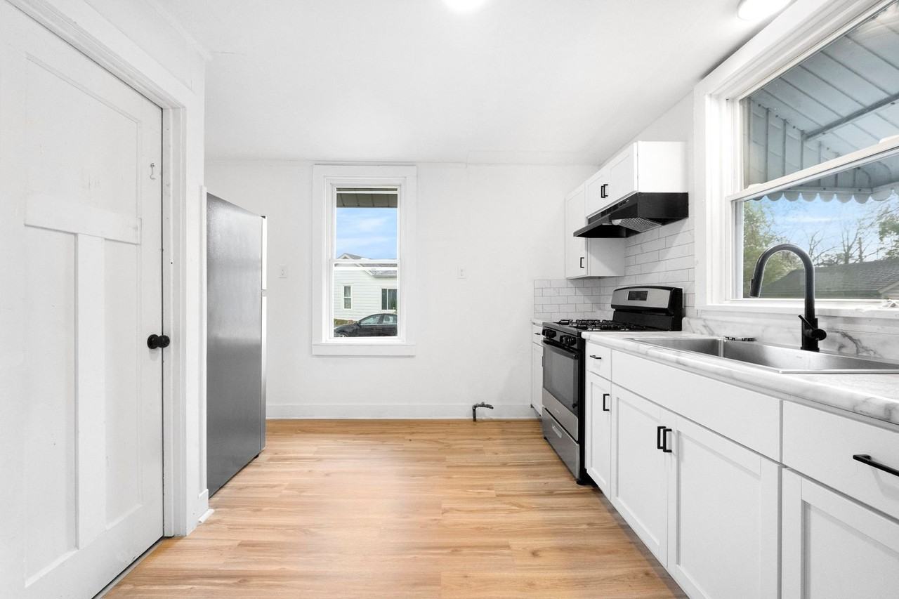 1336 Summit St - Photo 2 of 27
