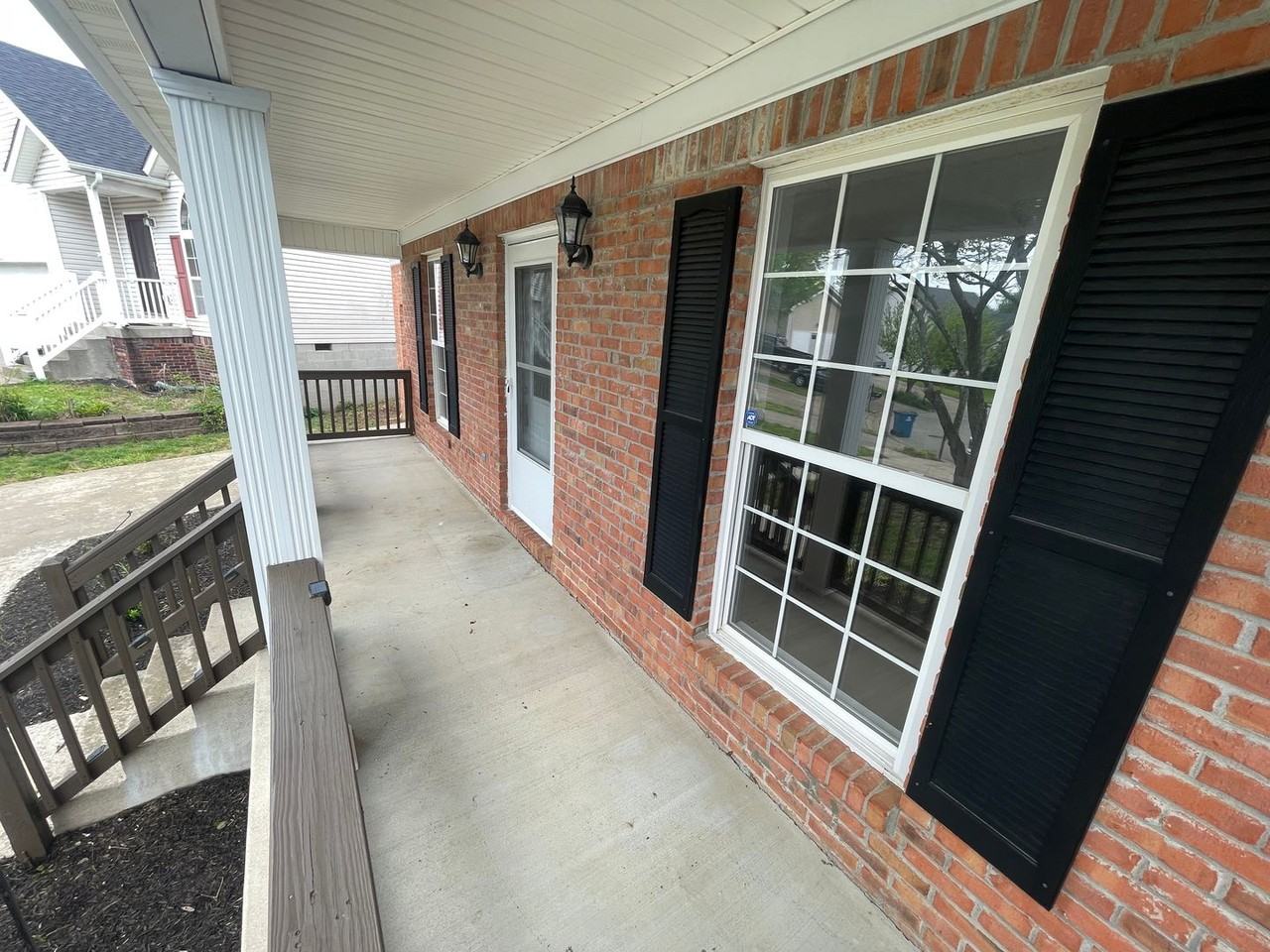 121 Spencer Ct - Photo 3 of 21