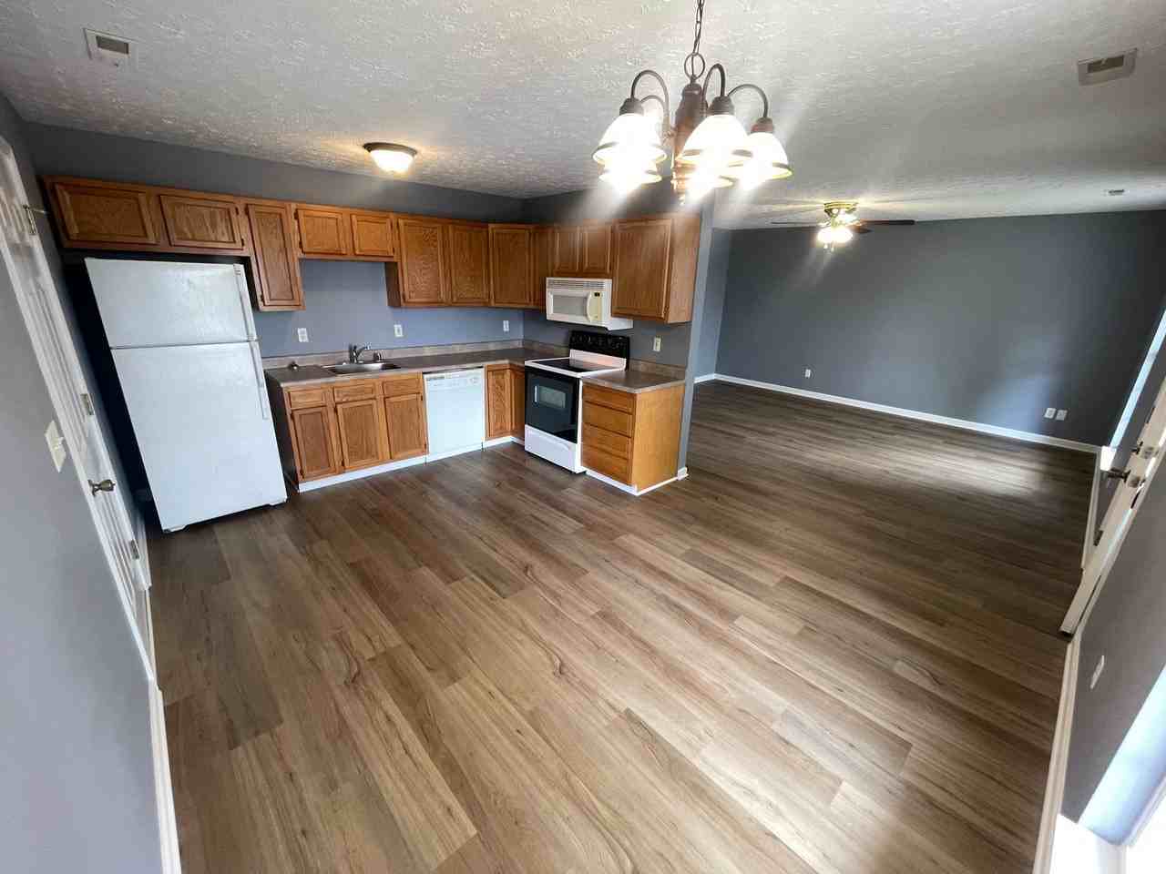 121 Spencer Ct - Photo 4 of 21
