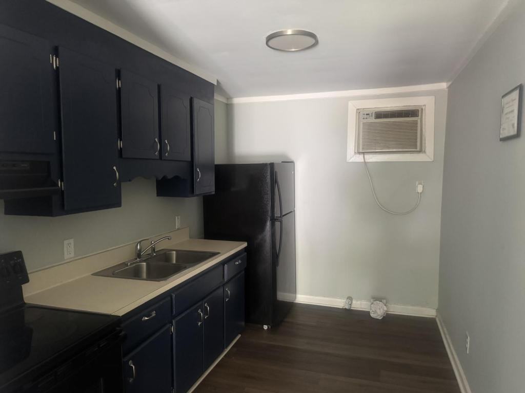 1621 Cypress St - Photo 3 of 6