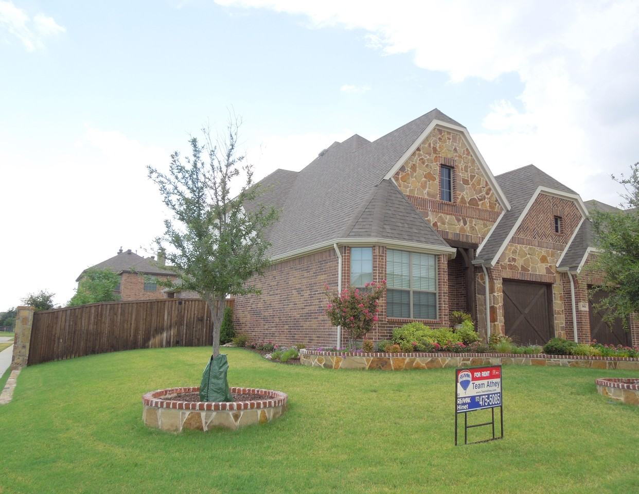 901 Moss Cliff Cir - Photo 2 of 22