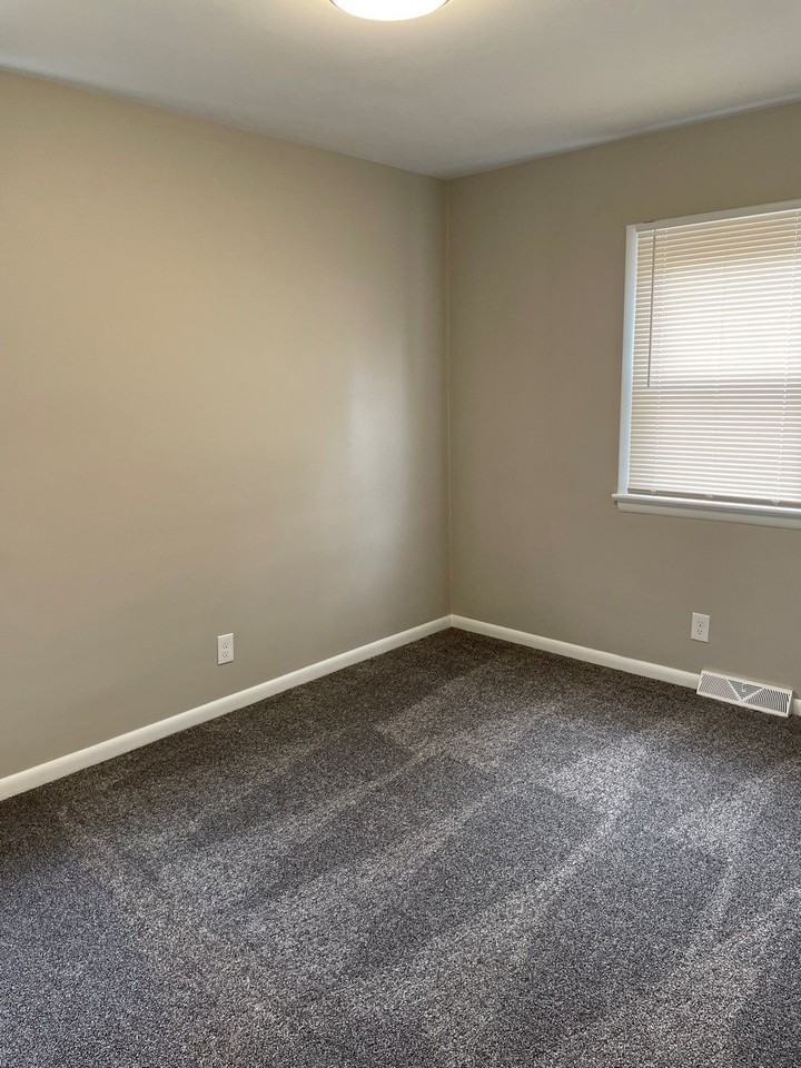 912 Davis Ave - Photo 7 of 50