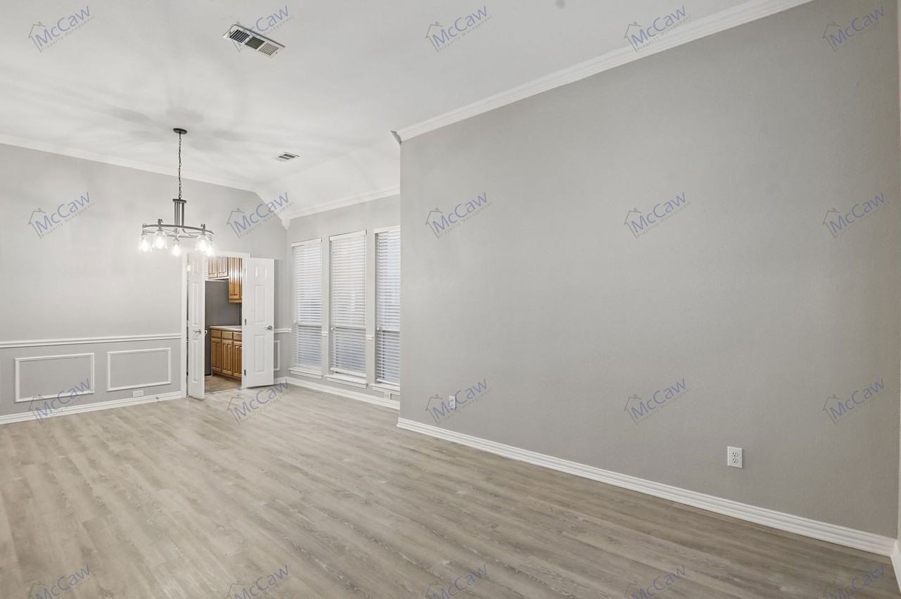 1210 Surrey Ln - Photo 3 of 24