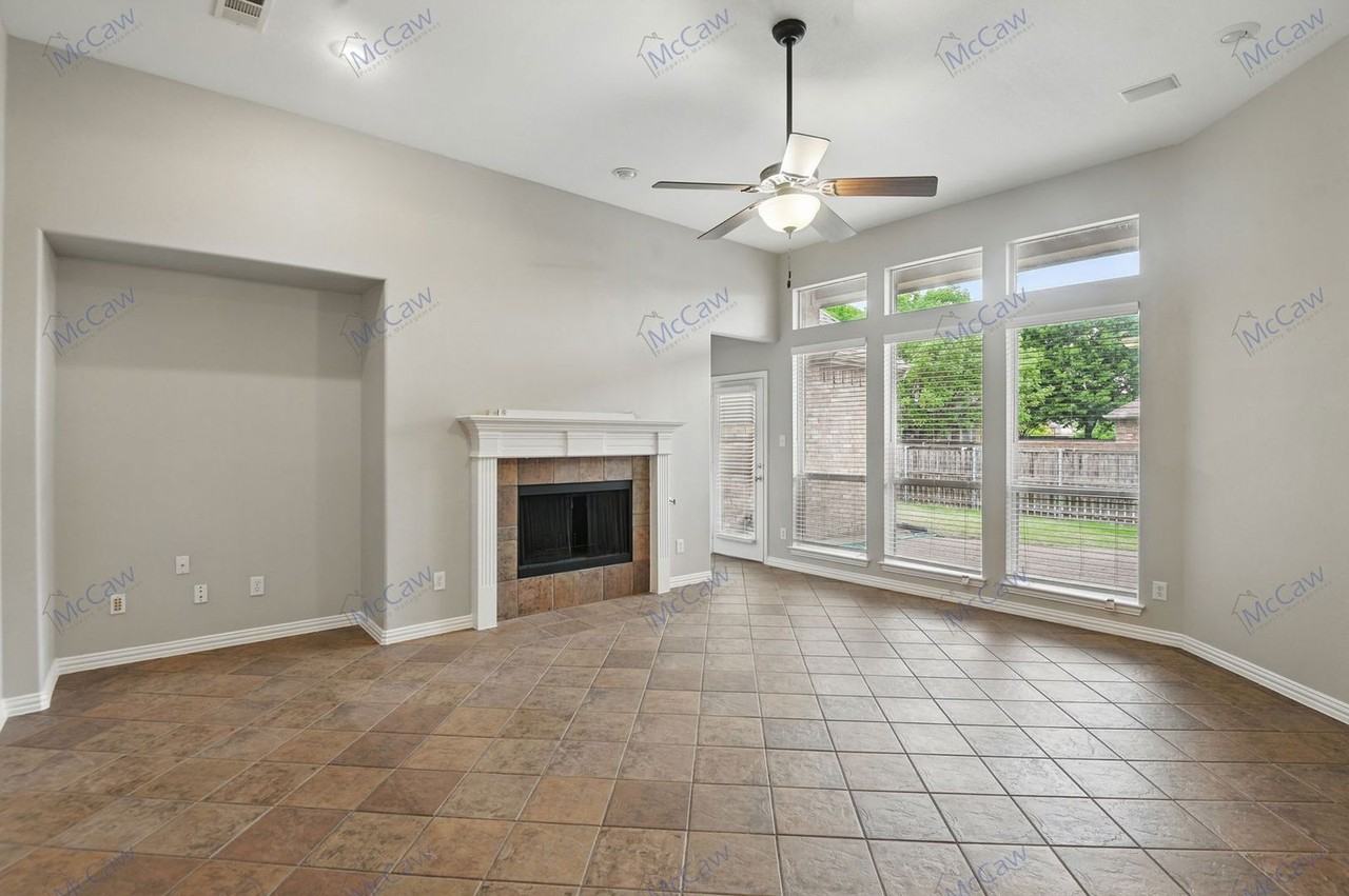 1210 Surrey Ln - Photo 4 of 24