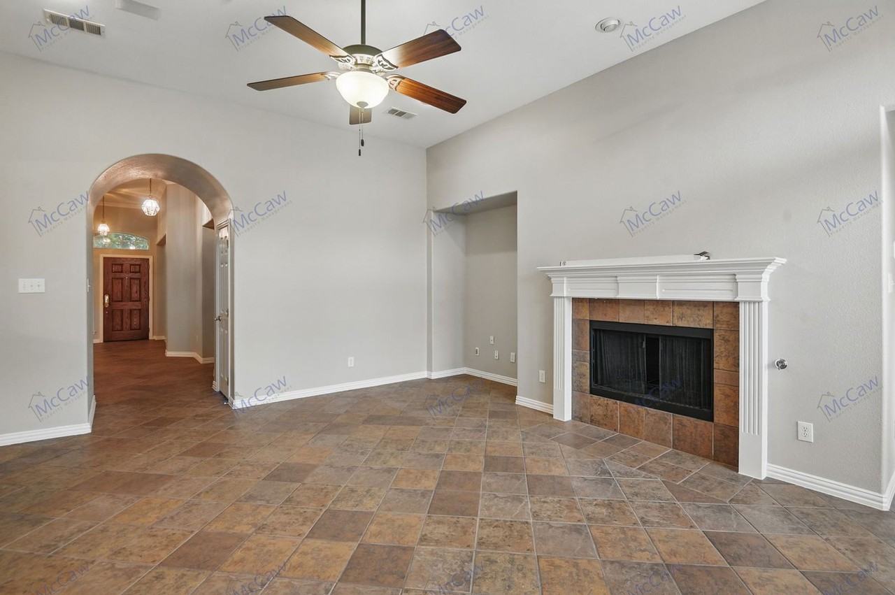 1210 Surrey Ln - Photo 5 of 24